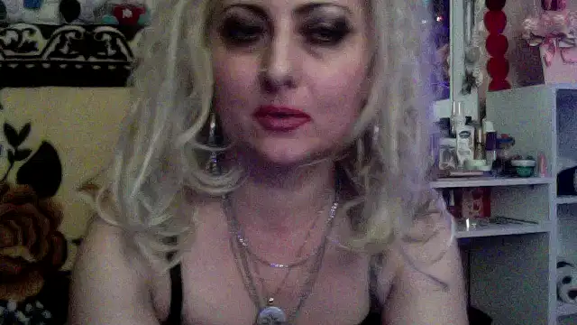 xHot Amazonq online show from December 2025 11:42:01 PM