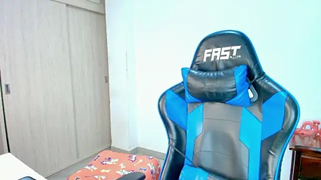 Snapshot of sophia_and_alex chatting on December 2025 11:47:02 PM sophia and alex online show from December 2025 11:47:02 PM