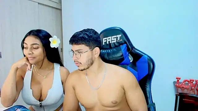 Snapshot of sophia_and_alex chatting on December 2025 12:39:02 AM sophia and alex online show from December 2025 12:39:02 AM