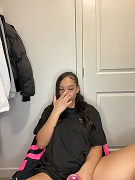 nikkiloveee online show from December 2025 05:48:01 AM