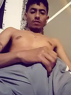 Snapshot of SkinniYamo chatting on March 2026 05:04:02 AM SkinniYamo online show from March 2026 05:04:02 AM