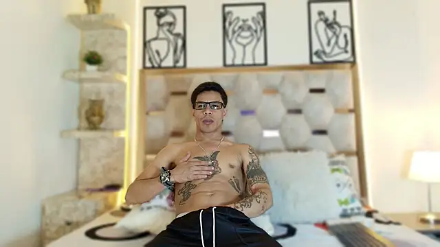 Snapshot of Andrew_Haalls chatting on November 2025 09:30:02 PM Andrew Haalls online show from November 2025 09:30:02 PM