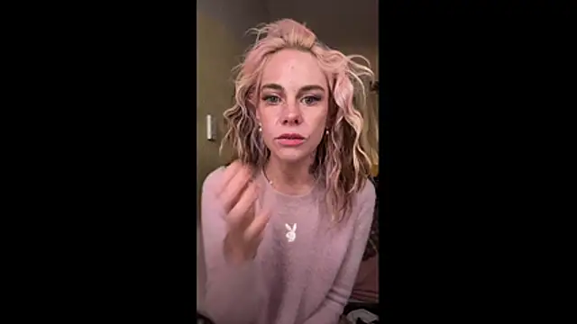 Snapshot of roxiebaby chatting on October 2025 01:53:02 AM roxiebaby online show from October 2025 01:53:02 AM