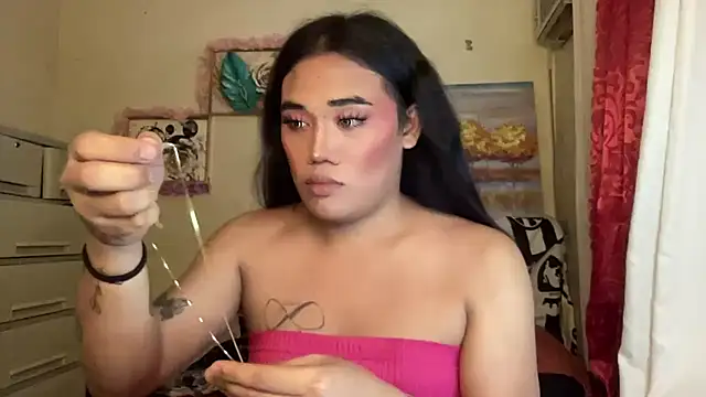 Snapshot of untouchable_mia chatting on December 2025 12:25:01 PM untouchable mia online show from December 2025 12:25:01 PM