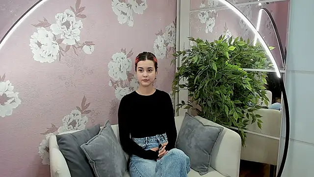 Snapshot of SharieTenuta chatting on November 2025 09:43:01 AM SharieTenuta online show from November 2025 09:43:01 AM