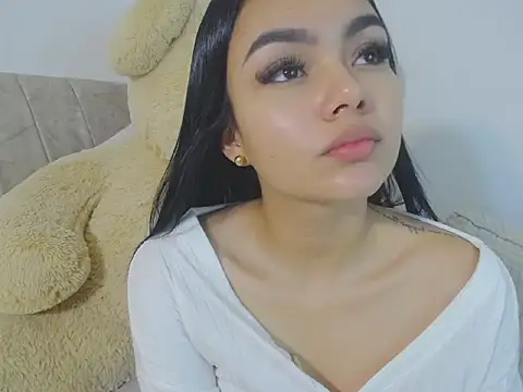 Snapshot of little_emiily_ chatting on November 2025 11:44:01 AM little emiily online show from November 2025 11:44:01 AM