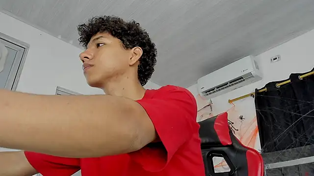 Snapshot of Maximiliano_Khalil chatting on November 2025 08:44:01 PM Maximiliano Khalil online show from November 2025 08:44:01 PM