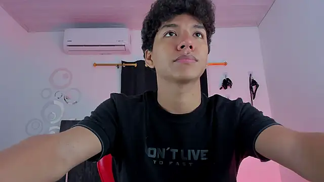 Snapshot of Maximiliano_Khalil chatting on December 2025 07:01:02 PM Maximiliano Khalil online show from December 2025 07:01:02 PM