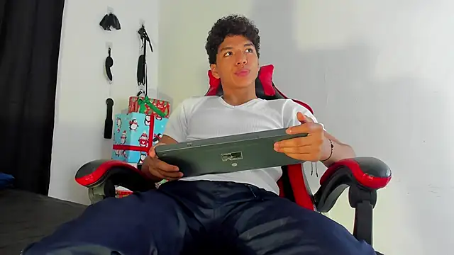 Snapshot of Maximiliano_Khalil chatting on December 2025 07:29:02 PM Maximiliano Khalil online show from December 2025 07:29:02 PM