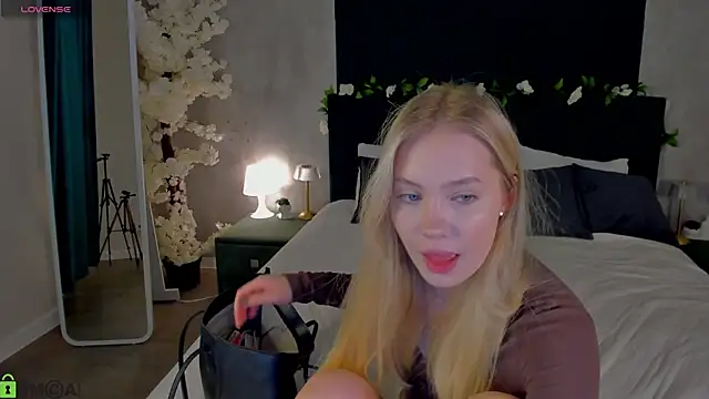 Melanie Ryer online show from November 2025 11:19:02 PM