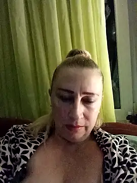 Snapshot of Esenia505 chatting on November 2025 01:40:01 PM Esenia505 online show from November 2025 01:40:01 PM