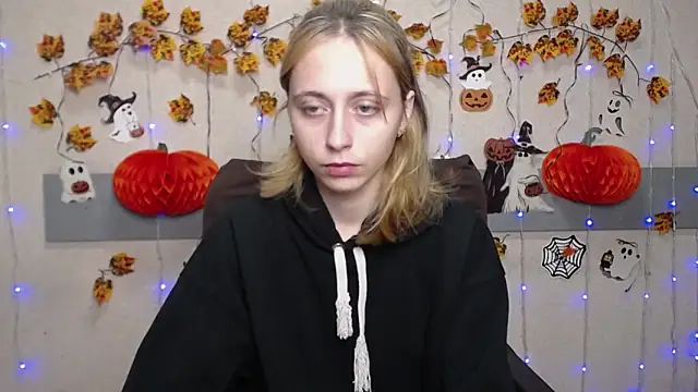 Snapshot of TracyLll chatting on November 2025 01:32:01 PM TracyLll online show from November 2025 01:32:01 PM