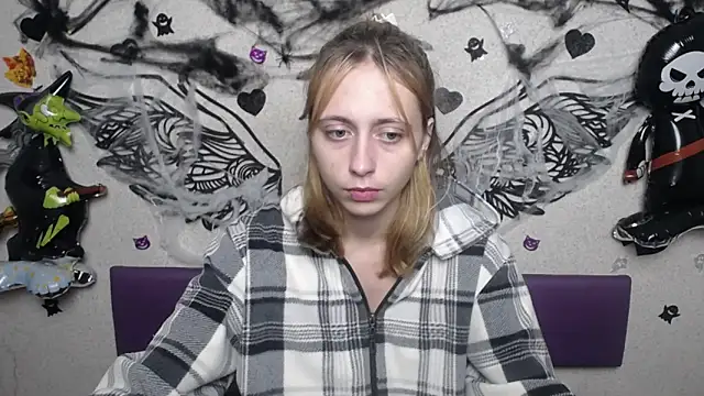 Snapshot of TracyLll chatting on November 2025 01:44:01 PM TracyLll online show from November 2025 01:44:01 PM