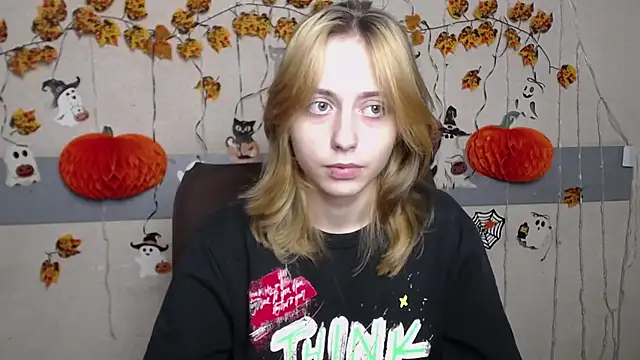 Snapshot of TracyLll chatting on November 2025 12:04:01 PM TracyLll online show from November 2025 12:04:01 PM