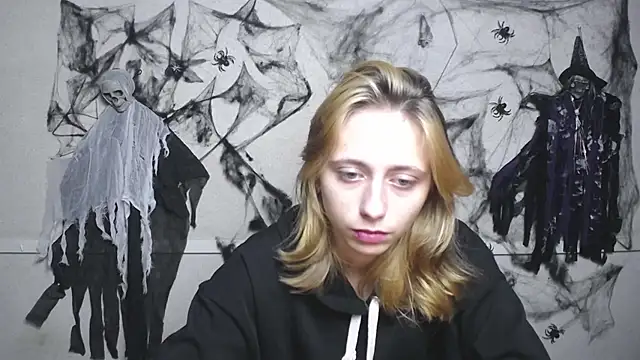 Snapshot of TracyLll chatting on November 2025 12:02:02 PM TracyLll online show from November 2025 12:02:02 PM