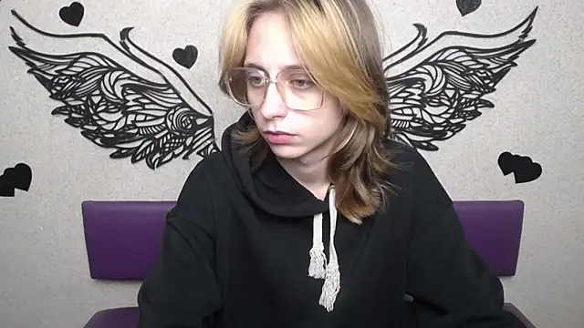 Snapshot of TracyLll chatting on November 2025 12:11:02 PM TracyLll online show from November 2025 12:11:02 PM