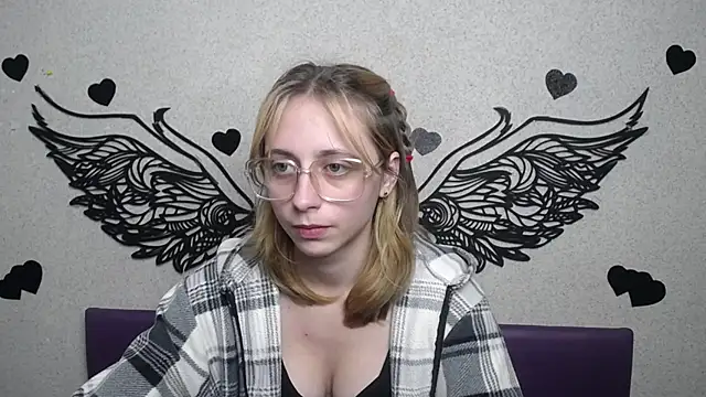 Snapshot of TracyLll chatting on November 2025 02:43:02 PM TracyLll online show from November 2025 02:43:02 PM