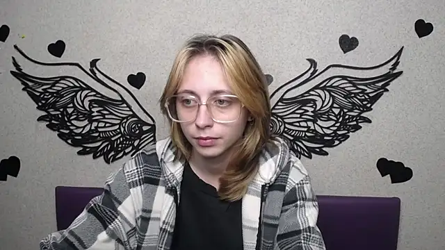 Snapshot of TracyLll chatting on November 2025 01:11:01 PM TracyLll online show from November 2025 01:11:01 PM