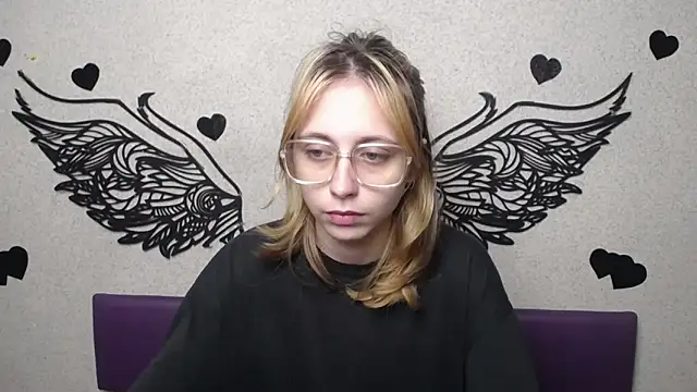 Snapshot of TracyLll chatting on November 2025 12:15:02 PM TracyLll online show from November 2025 12:15:02 PM