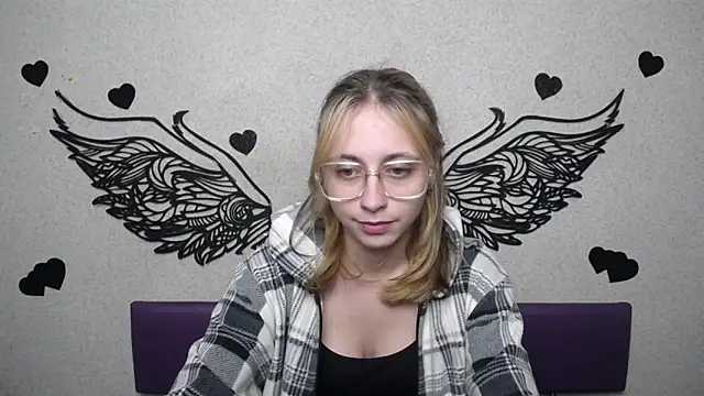 Snapshot of TracyLll chatting on November 2025 12:05:02 PM TracyLll online show from November 2025 12:05:02 PM