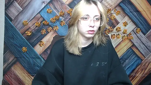 Snapshot of TracyLll chatting on November 2025 12:51:01 PM TracyLll online show from November 2025 12:51:01 PM