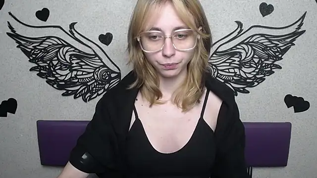 Snapshot of TracyLll chatting on December 2025 12:10:01 PM TracyLll online show from December 2025 12:10:01 PM