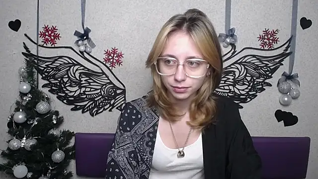 Snapshot of TracyLll chatting on December 2025 06:09:02 AM TracyLll online show from December 2025 06:09:02 AM