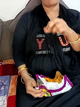 Snapshot of Sizzling_Shreya chatting on October 2025 04:42:02 PM Sizzling Shreya online show from October 2025 04:42:02 PM