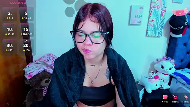 Snapshot of Emma_boo chatting on November 2025 11:43:02 AM Emma boo online show from November 2025 11:43:02 AM