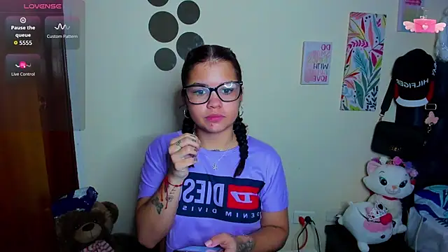 Snapshot of Emma_boo chatting on November 2025 01:44:02 PM Emma boo online show from November 2025 01:44:02 PM