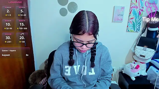 Snapshot of Emma_boo chatting on December 2025 07:33:02 PM Emma boo online show from December 2025 07:33:02 PM