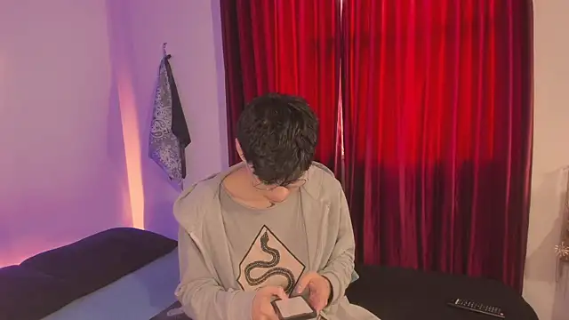 Snapshot of estmonnn chatting on November 2025 09:21:02 PM estmonnn online show from November 2025 09:21:02 PM