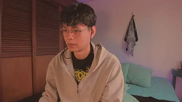 Snapshot of estmonnn chatting on December 2025 10:26:01 PM estmonnn online show from December 2025 10:26:01 PM