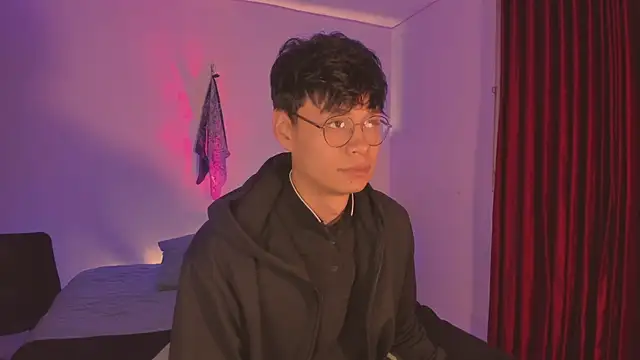 Snapshot of estmonnn chatting on December 2025 01:21:02 AM estmonnn online show from December 2025 01:21:02 AM