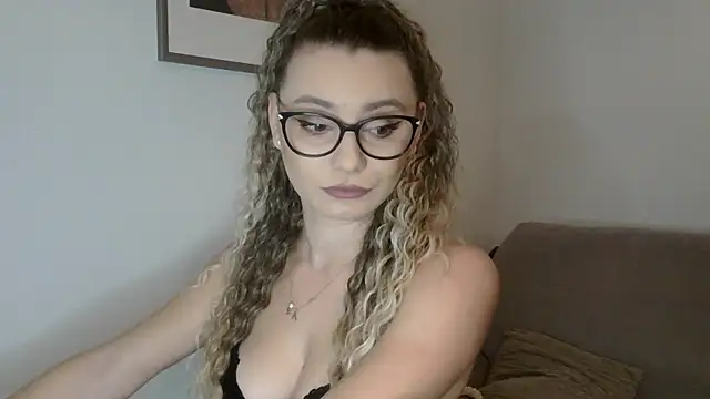 Snapshot of AlessiaCreed chatting on October 2025 09:49:01 PM AlessiaCreed online show from October 2025 09:49:01 PM