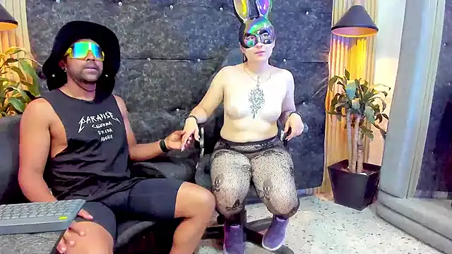 Snapshot of the_couple_hot22 chatting on November 2025 04:03:02 AM the couple hot22 online show from November 2025 04:03:02 AM