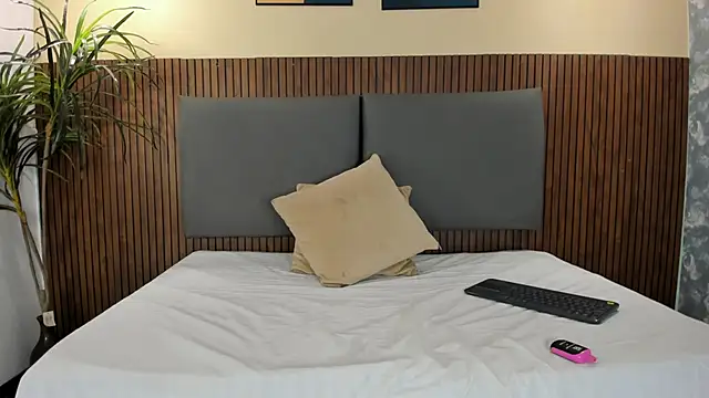 Mia Harvey online show from November 2025 08:20:02 AM