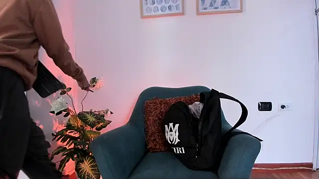 Snapshot of LahanaKimish chatting on November 2025 12:37:02 PM LahanaKimish online show from November 2025 12:37:02 PM