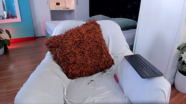 Snapshot of LahanaKimish chatting on November 2025 02:43:02 PM LahanaKimish online show from November 2025 02:43:02 PM