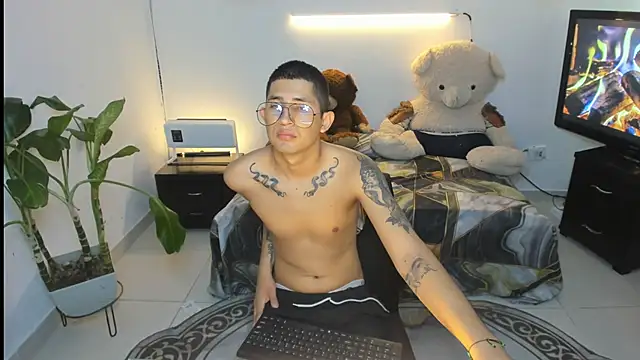 Snapshot of darwinandbrayann chatting on March 2026 08:15:02 PM darwinandbrayann online show from March 2026 08:15:02 PM