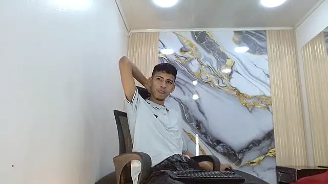 Erickhottx online show from February 2026 01:19:01 PM