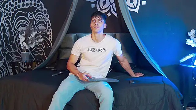 Snapshot of AlessioVitale chatting on November 2025 12:49:02 PM AlessioVitale online show from November 2025 12:49:02 PM