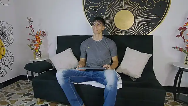 Snapshot of AlessioVitale chatting on November 2025 12:26:01 PM AlessioVitale online show from November 2025 12:26:01 PM