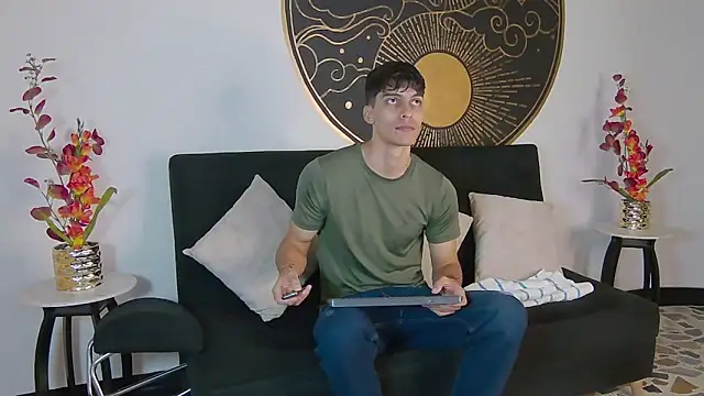 Snapshot of AlessioVitale chatting on November 2025 12:27:01 PM AlessioVitale online show from November 2025 12:27:01 PM