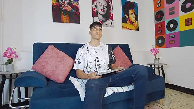 Snapshot of AlessioVitale chatting on November 2025 12:20:01 PM AlessioVitale online show from November 2025 12:20:01 PM