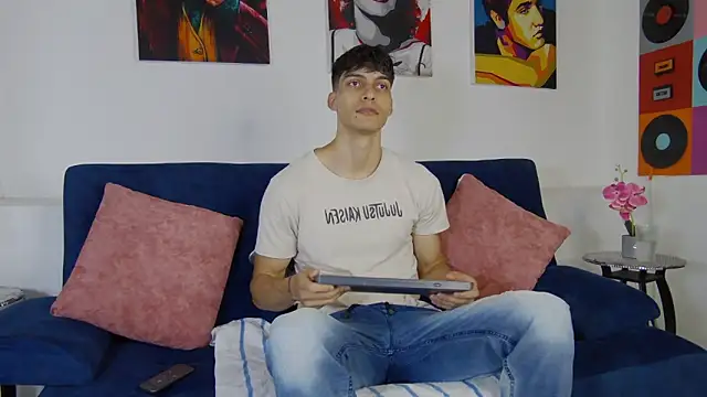 Snapshot of AlessioVitale chatting on November 2025 12:16:01 PM AlessioVitale online show from November 2025 12:16:01 PM