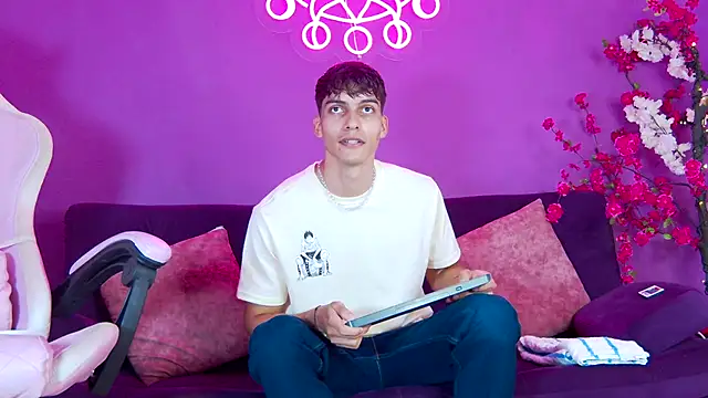 Snapshot of AlessioVitale chatting on November 2025 12:16:02 PM AlessioVitale online show from November 2025 12:16:02 PM