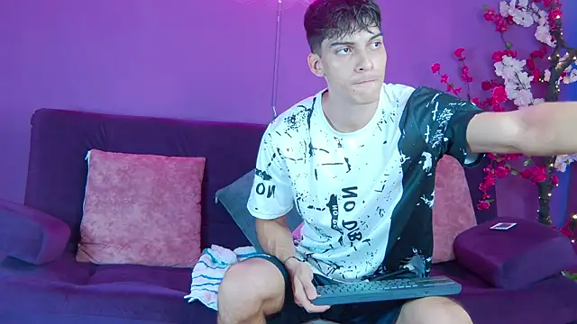 Snapshot of AlessioVitale chatting on November 2025 12:16:02 PM AlessioVitale online show from November 2025 12:16:02 PM