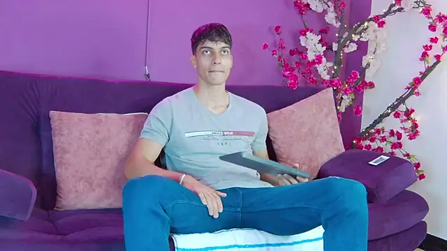 Snapshot of AlessioVitale chatting on November 2025 12:17:01 PM AlessioVitale online show from November 2025 12:17:01 PM