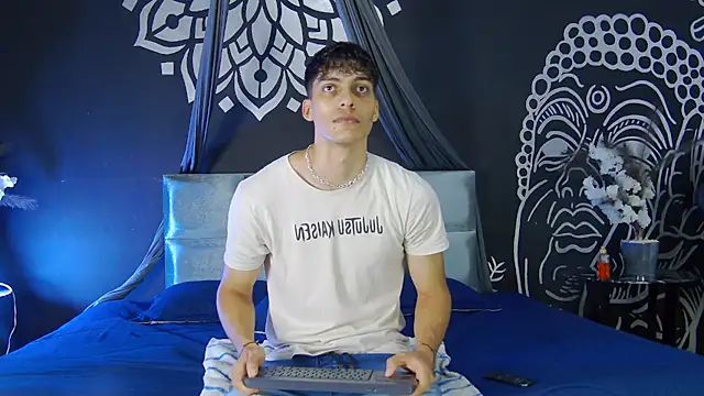 Snapshot of AlessioVitale chatting on December 2025 11:59:02 AM AlessioVitale online show from December 2025 11:59:02 AM